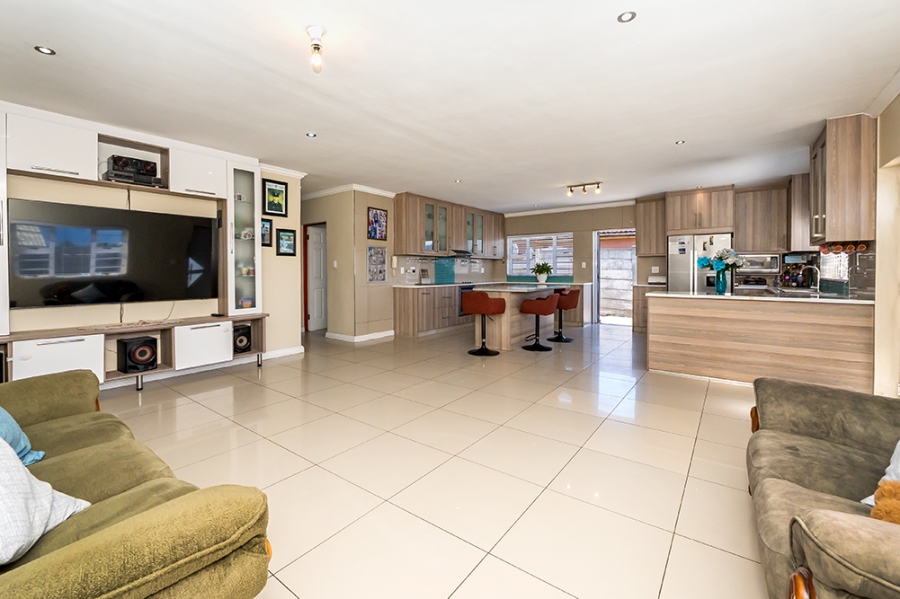 4 Bedroom Property for Sale in Grassy Park Western Cape